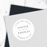 Schwarz-Weiß-Hochzeit-Rücksendeadresse Moderne Runder Aufkleber<br><div class="desc">Schwarz-Weiß-Hochzeitsticker Moderner Klassischer Rundsticker mit weißem Text und bearbeitbarer Hintergrundfarbe; um ihn von Schwarz auf eine gewünschte Farbe zu ändern, klicken Sie auf die Schaltfläche Anpassen. Personalisieren Sie es, indem Sie den Platzhalter-Text ersetzen. Für weitere Optionen, wie zum Beispiel den Schriftart zu ändern, ist es die Größe und Abstand zwischen...</div>