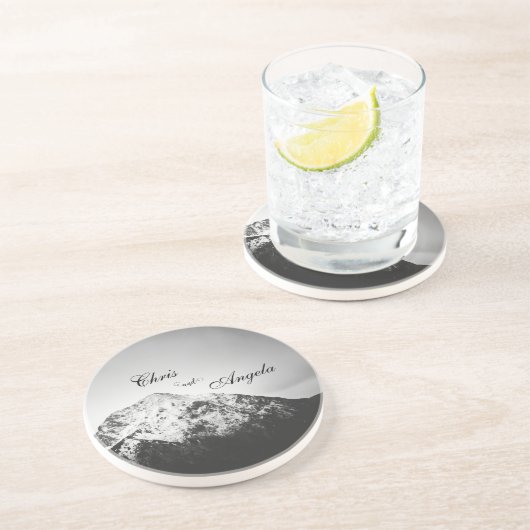 Schwarz-Weiß-Hochzeit unter den Bergen Getränkeuntersetzer (Seite)