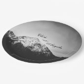 Schwarz-Weiß-Hochzeit unter den Bergen Pappteller (Schrägansicht)