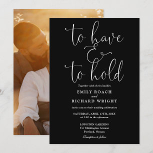 Schwarz-Weiß-Hochzeit zu haben und Foto zu halten Einladung