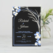 Schwarz-Weiß-Hochzeitseinladung mit blauer Blüte Einladung (Stehend Vorderseite)