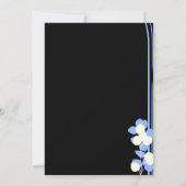 Schwarz-Weiß-Hochzeitseinladung mit blauer Blüte Einladung (Rückseite)