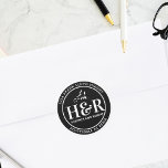 Schwarz-Weiß-Hochzeitsmonogramm-Rücksendeadresse Runder Aufkleber<br><div class="desc">Erhöhen Sie Ihre Hochzeitkorrespondenz mit unserem Custom Black and White Botanical Wedding Monogram Rücksendeadresse Classic Round Sticker. Dieser Aufkleber ist mehr als nur ein Etikett; er ist ein stilvolles Detail, das Ihren Hochzeitsaufenthalten und Umschlägen eine Touch von Eleganz verleiht. Die klassische Rundform, kombiniert mit dem schwarz-weißen botanischen Monogramm, schafft eine...</div>