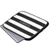 Schwarz-weiß Horiz Preppy Strip #2 Name Monogram Laptopschutzhülle (Vorne Knopf)