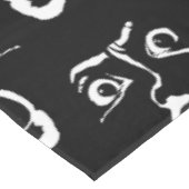 Schwarz-Weiß-Horror Tischdecke (Schrägansicht)
