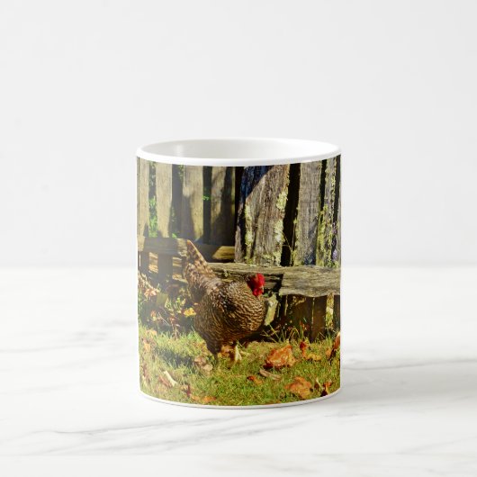 Schwarz-Weiß-Hühner im Bauernhof Kaffeetasse (Mittel)