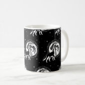 Schwarz-Weiß-Husky-Moon-Linocut-Muster Kaffeetasse (VorderseiteRechts)