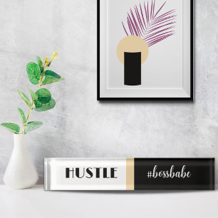 Schwarz-weiß Hustle Boss Babe Namensplakette