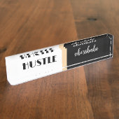 Schwarz-weiß Hustle Boss Babe Namensplakette (Seite)