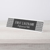 Schwarz-Weiß-Ikat-Muster mit Skriptnamen Schreibtischnamensplakette (Vorderseite )