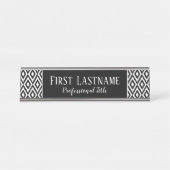 Schwarz-Weiß-Ikat-Muster mit Skriptnamen Schreibtischnamensplakette (Vorderseite )