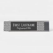 Schwarz-Weiß-Ikat-Muster mit Skriptnamen Schreibtischnamensplakette (Vorderseite )