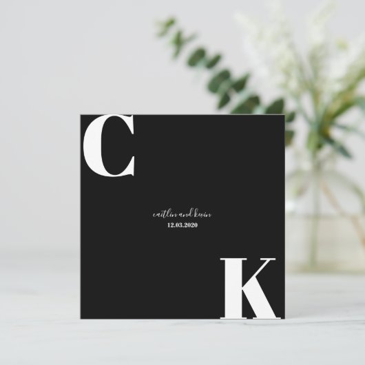 Schwarz-Weiß-Initialen Save the Date Einladung (Stehend Vorderseite)