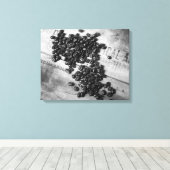 Schwarz-Weiß-Kaffeebohnen auf einer alten Kiste 16 Leinwanddruck (Insitu (Holzboden))