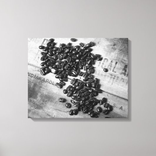 Schwarz-Weiß-Kaffeebohnen auf einer alten Kiste 16 Leinwanddruck (Vorderseite)
