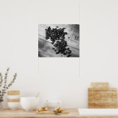 Schwarz-Weiß-Kaffeebohnen auf einer alten Kiste 16 Poster (Küche)