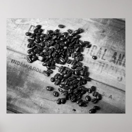 Schwarz-Weiß-Kaffeebohnen auf einer alten Kiste 16 Poster (Vorne)