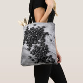 Schwarz-Weiß-Kaffeebohnen auf einer alten Kiste Tasche (Von Nahem)