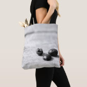 Schwarz-Weiß-Kaffeebohnen auf einer Kiste Tasche (Von Nahem)