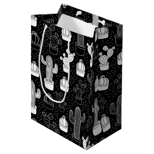 Schwarz-Weiß-Kaktus Doodle-Muster Mittlere Geschenktüte (Vorderseite Schrägansicht)