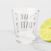 Schwarz-Weiß-Kalligrafie-Hochzeit speichern Sie da Schnapsglas (Rückseite)