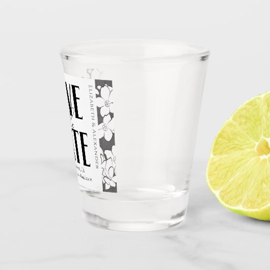 Schwarz-Weiß-Kalligrafie-Hochzeit speichern Sie da Schnapsglas (Rechts)