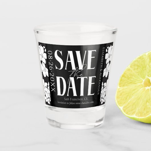 Schwarz-Weiß-Kalligrafie-Hochzeit speichern Sie da Schnapsglas (Vorderseite)