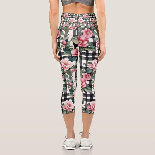 Schwarz-Weiß-Kariert mit grün-rosa Kamelien Capri Leggings (Rückseite)