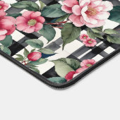 Schwarz-Weiß-Kariert mit grün-rosa Kamelien Schreibtischunterlage (Ecke)