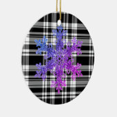 Schwarz-weiß Kariert mit lila Schneeflocke Keramikornament (Rechts)