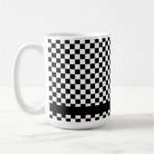 Schwarz-weiß karierter Teebecher mit Namen Kaffeetasse (Links)