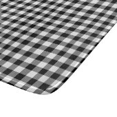 Schwarz-weiß kariertes Gingham-Muster Schneidebrett (Ecke)