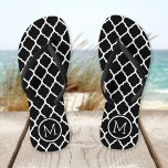 Schwarz-Weiß-Karokal Badesandalen<br><div class="desc">Maßgeschneiderte,  bedruckte Flop-Sandalen mit einem stilvollen marokkanischen Quartrefolienmuster und einem eigenen Monogramm oder einem anderen Text in einem Kreisrahmen. Klicken Sie auf Anpassen,  um Schriftart und Farben zu ändern oder eigene Bilder hinzuzufügen,  um ein einzigartiges Design zu erstellen!</div>