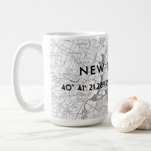 Schwarz-Weiß-Karte von New York City mit benutzerd Kaffeetasse