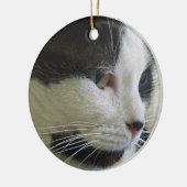 Schwarz-Weiß-Katze auf Keramik Ornament (Links)
