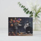 Schwarz-Weiß-Katze klopft Vase vom Tisch Postkarte (Stehend Vorderseite)