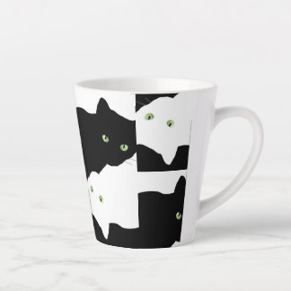 Schwarz-Weiß-Katze Milchtasse