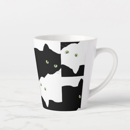 Schwarz-Weiß-Katze Milchtasse (Rechts)