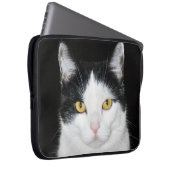 Schwarz-Weiß-Katze-Portrait Laptopschutzhülle (Vorne Rechts)