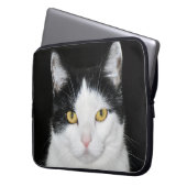Schwarz-Weiß-Katze-Portrait Laptopschutzhülle (Vorderseite Links)