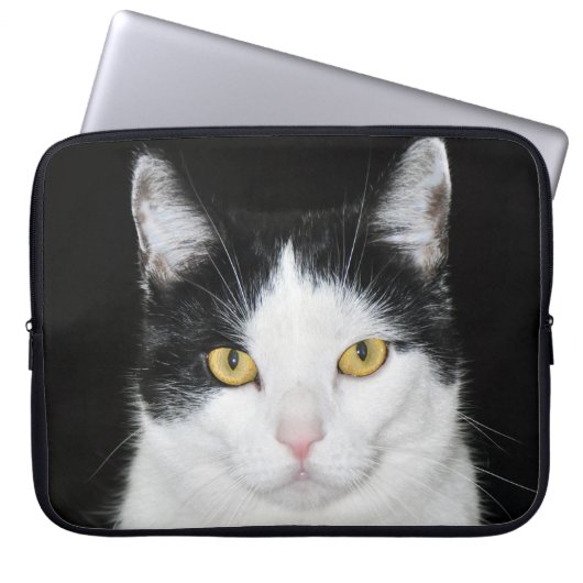 Schwarz-Weiß-Katze-Portrait Laptopschutzhülle (Vorderseite)