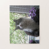 Schwarz-Weiß-Katze und Blume. Puzzle (Vertikal)