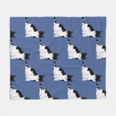 Schwarz-Weiß-Katzenmuster auf blauen Kitty Voices Fleecedecke (Vorderseite (Horizontal))