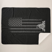 Schwarz & Weiß: Keine amerikanische Flagge Sherpadecke (Vorderseite (Horizontal))