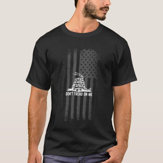 Schwarz & Weiß: Keine amerikanische Flagge T-Shirt (Vorderseite)