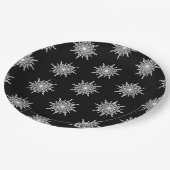 Schwarz-Weiß-Kleber-Schneeflockenmuster Pappteller (Schrägansicht)