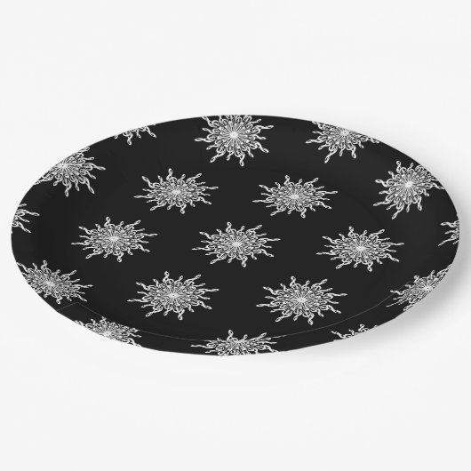 Schwarz-Weiß-Kleber-Schneeflockenmuster Pappteller (Schrägansicht)