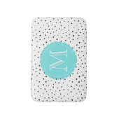Schwarz-Weiß-Konfetti-Dots hellblaues Monogramm Badematte (Vorderseite Vertikal)