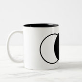 Schwarz-Weiß-Kreise, die das Set miteinander verbi Zweifarbige Tasse (Links)