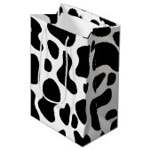 Schwarz-Weiß-Kuh Print Birthday Mittlere Geschenktüte (Vorderseite Schrägansicht)